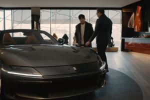 剛出新歌就提新車！周杰倫現(xiàn)身意大利摩德納定制專屬法拉利超級(jí)跑車