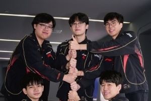 GALA賽后曬JDG全員合影：兄弟們打得好啊，再繼續(xù)加油