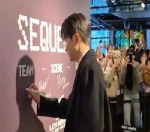 帥氣LCK官方分享Faker參觀LCK攝影展照片