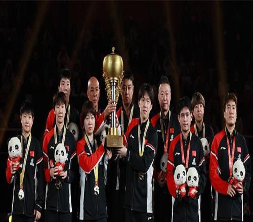 暖心！孫穎莎大合影禮讓C位一幕曝光，國乒掃貨熊貓玩偶太歡樂