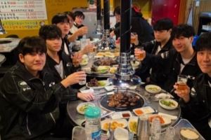 小爽一下DK官方分享選手賽后聚餐照片