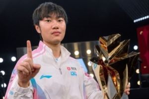 LOL官推分享Knight賽后照片：黃金左手再添一座國(guó)際賽事冠軍獎(jiǎng)杯