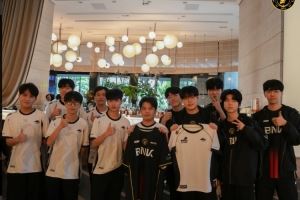 BFX分享與TSW隊(duì)員合照：非常好的隊(duì)服交換