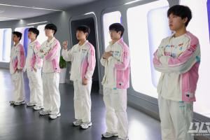 二次元這一塊！BLG官方分享賽后海賊王經(jīng)典站位合影：一步一個腳印！