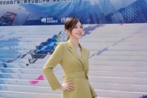 主持人余霜曬照：17小時超長待機今天符文的比賽太精彩了！