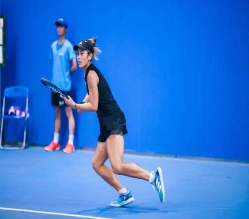 鏖戰(zhàn)三盤險勝大滿貫冠軍！塔拉魯?shù)率澜缗琶倥市赂? />
<div   id=