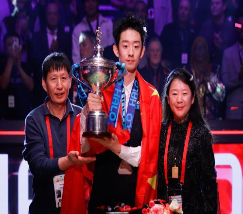 獎(jiǎng)金470萬！22歲吳宜澤世錦賽奪冠創(chuàng)5大紀(jì)錄：身披國旗與父母慶祝