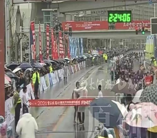 馬拉松冠軍沖線被攔，“烏龍”背后是專業(yè)失守新京報快評