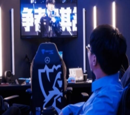 LOL官推分享Tabe看Faker赛后采访照片:最高的山,最长的河