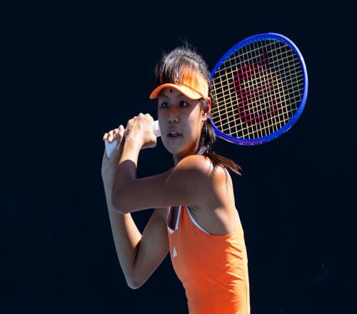 20奪15連勝！中國網(wǎng)球15歲天才少女進(jìn)8強(qiáng)：邊哭邊掃追趕鄭欽文