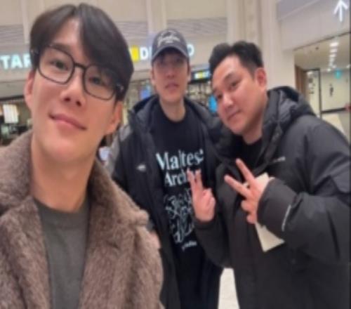 准备机场起飞！经纪人更新与AL打野Tarzan的合照