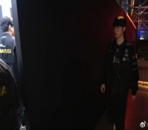 涵艺:Faker这沙皇真猛啊这怎么和我最近看的沙皇不太一样