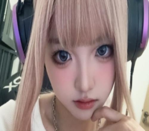 主持人周敢敢晒照：练习化妆水平