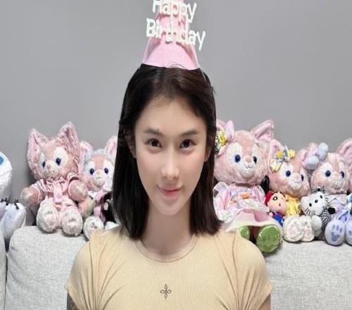 吴艳妮更新社媒晒九宫格：幸福的生日碎片