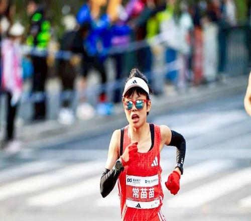 上海半馬PB115從安徽村莊到上體大研究生，貸款讀書的常苗苗用奔跑改變命運(yùn)