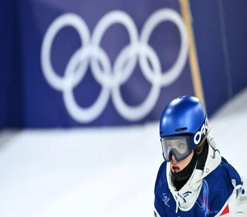 全網(wǎng)好奇，谷愛(ài)凌嘴里咬的東西是啥