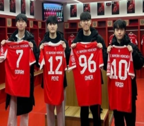 跨界聯(lián)動T1官方分享選手們參觀拜仁主場的照片