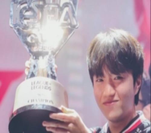 意氣風(fēng)發(fā)！Keria更新ins快拍曬自己捧起KeSpa獎杯照