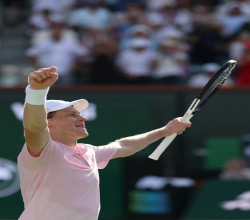 亞軍“梅”開(kāi)三度，辛納集齊硬地大賽全滿(mǎn)貫！