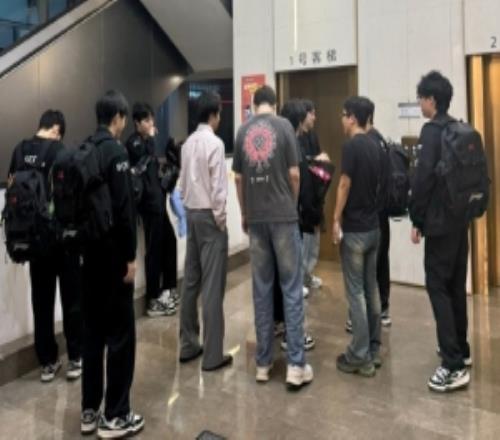 JDG分享选手动态：这个月，我们把足迹留在了深圳