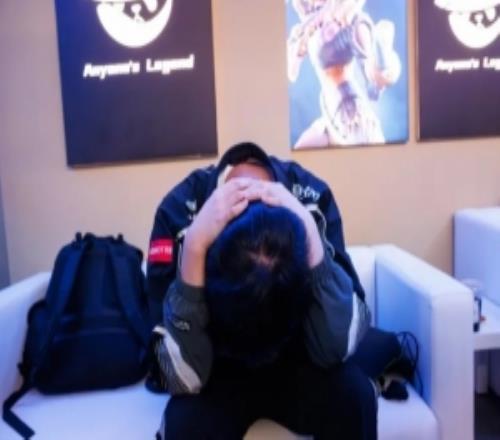 AL赛后返图:队员懊恼抱头,Tarzan双手扶额,Tabe遥望转播采访的Faker