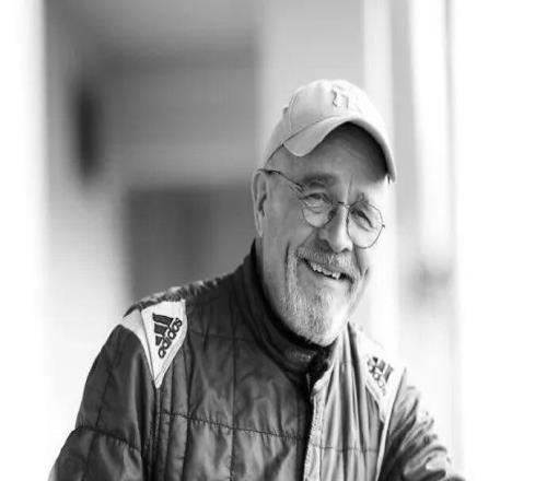 RIP66歲車手在賽道嚴(yán)重事故中不幸喪生，同場(chǎng)競(jìng)技的維斯塔潘發(fā)文哀悼