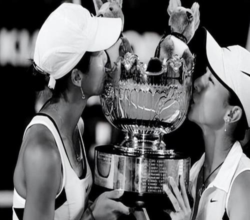 2006年，90歲的萬里打網(wǎng)球贏了鄭潔、晏紫，他說：你們只能輸給我