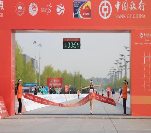1小時(shí)01分15秒，中國半馬男子紀(jì)錄在北京半馬改寫