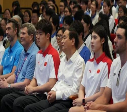 堪比追星現(xiàn)場！張雨霏潘展樂帶著多位世界冠軍空降深圳中學(xué)