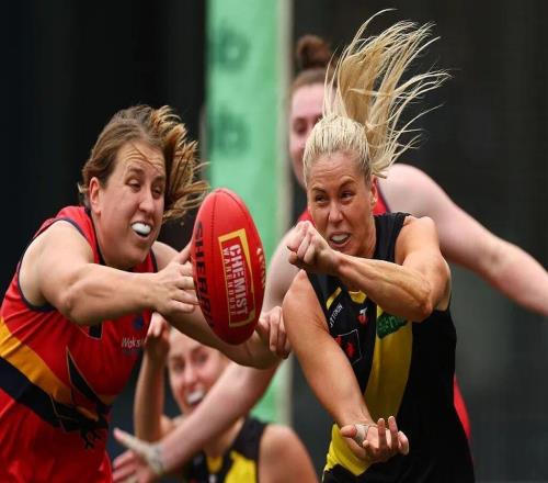 全網(wǎng)好奇，谷愛凌嘴里咬的東西是啥