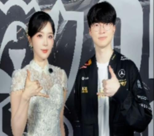 余霜分享與Faker的合照：第六冠！FAKER！三連冠成就達(dá)成！