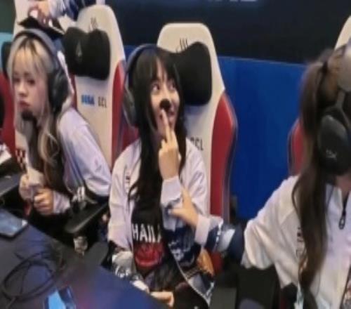 女電競(jìng)選手曝出丑聞！對(duì)著鏡頭做出豎中指國(guó)家隊(duì)比賽疑似叫代打卻遭橫掃