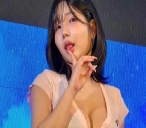 《劍星》體模尹雪花開通國內(nèi)社交賬號！向中國粉絲問好