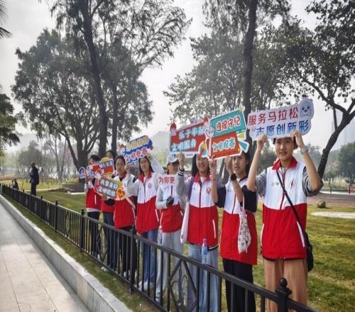 溫情服務(wù)彰顯城市文明！“志愿紅”護(hù)航珠海馬拉松賽道