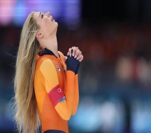 速滑女子千米上演“紀(jì)錄大戰(zhàn)”萊爾丹封后