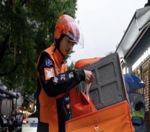 F1決賽日上海20余位“安全俠”騎手受邀觀賽，與頂尖車(chē)手共赴速度之約