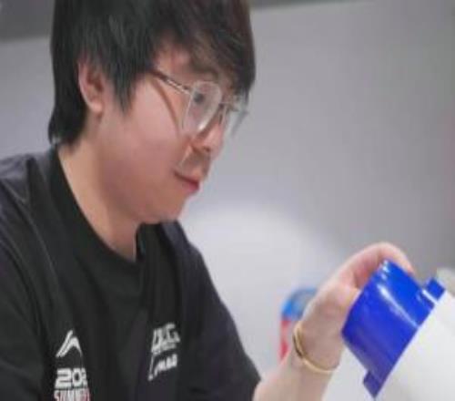 摸腿的是绿毛豆瓣放大镜看BLG商K动图:绿毛他老婆还是前小偶像男的真恶心