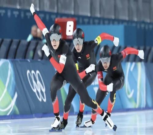 0.09秒驚險(xiǎn)取勝創(chuàng)造歷史！中國(guó)速滑首登團(tuán)體項(xiàng)目冬奧領(lǐng)獎(jiǎng)臺(tái)！