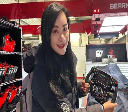 記者親歷上賽場(chǎng)夜游：手握賽車方向盤(pán)，站上F1領(lǐng)獎(jiǎng)臺(tái)