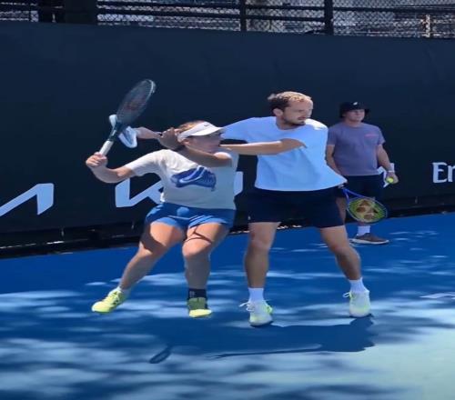 外網(wǎng)網(wǎng)友對比小安娃與梅總正手慢動作，這其中很多道理引人深思