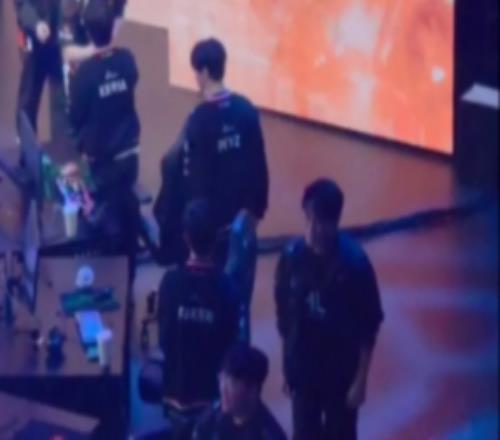 再見是否還能紅著眼Gumayusi與T1隊(duì)員賽后一一握手