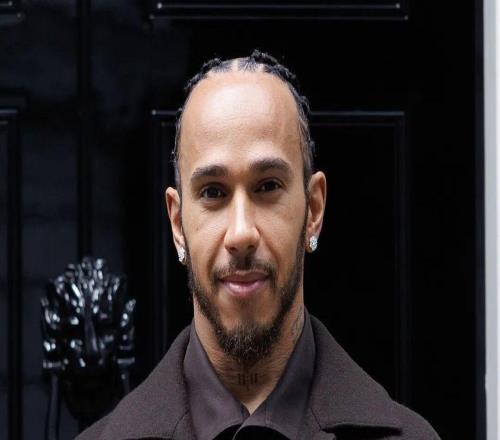 因?yàn)椴弊犹?，這些男子不好買上衣，但粗脖子也賦予他們超鈔能力