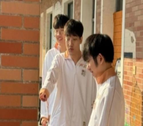 AL分享队员参加公益活动返图：第一次看驴