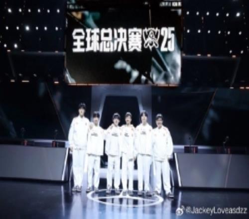 出征仪式后JackeyLove晒队伍合照：S15家门口搞起！