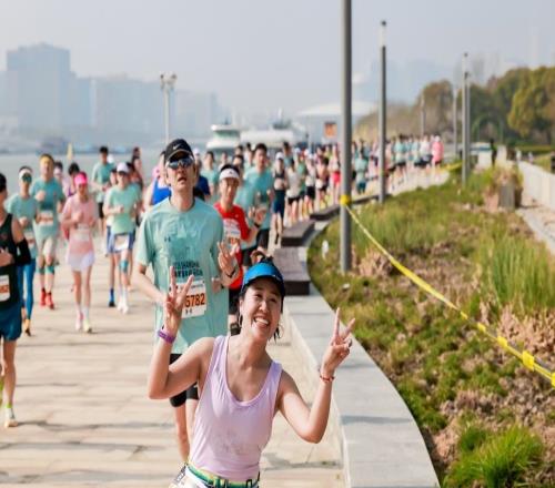 觀察不止于“PB賽道”，一座城市“跑進(jìn)”春天