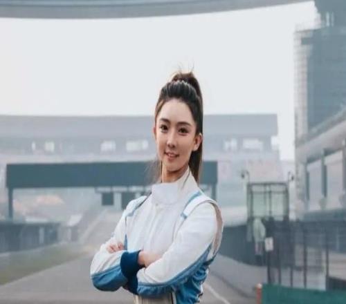 “花480進場沒座位只能貓在草叢里看”，圍觀這個有錢老登社交活動成上海打工人最拉風娛樂項目