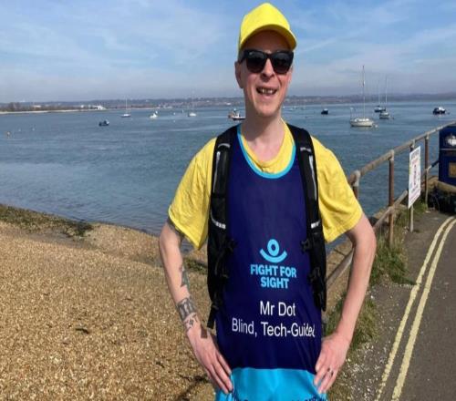 一個(gè)盲人，能只靠智能眼鏡跑完馬拉松么這一刻，全球800萬志愿者，全都成了他的眼睛！