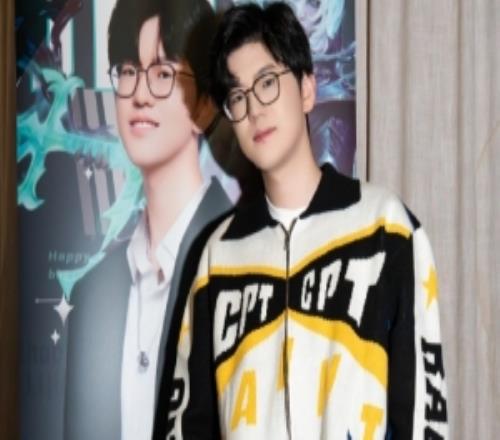 Jiejie晒生日返图:从来不装因为真的帅