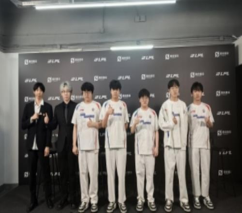 LGD賽后群訪教練：今天對線與資源團都做的很好