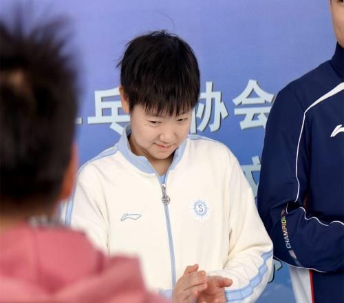 國(guó)乒亮相劍指亞洲杯！孫穎莎歡樂(lè)笑彎腰，王曼昱合影一臉嚴(yán)肅